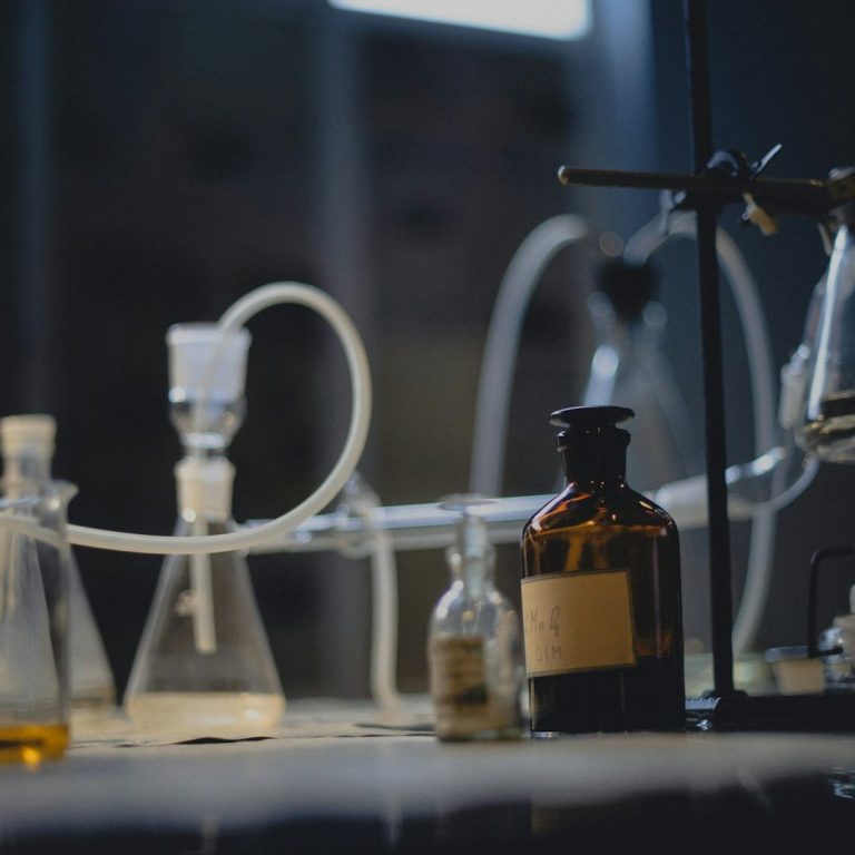 alternance alchimie Équipements de laboratoire de chimie avec divers flacons et tubes à essai.