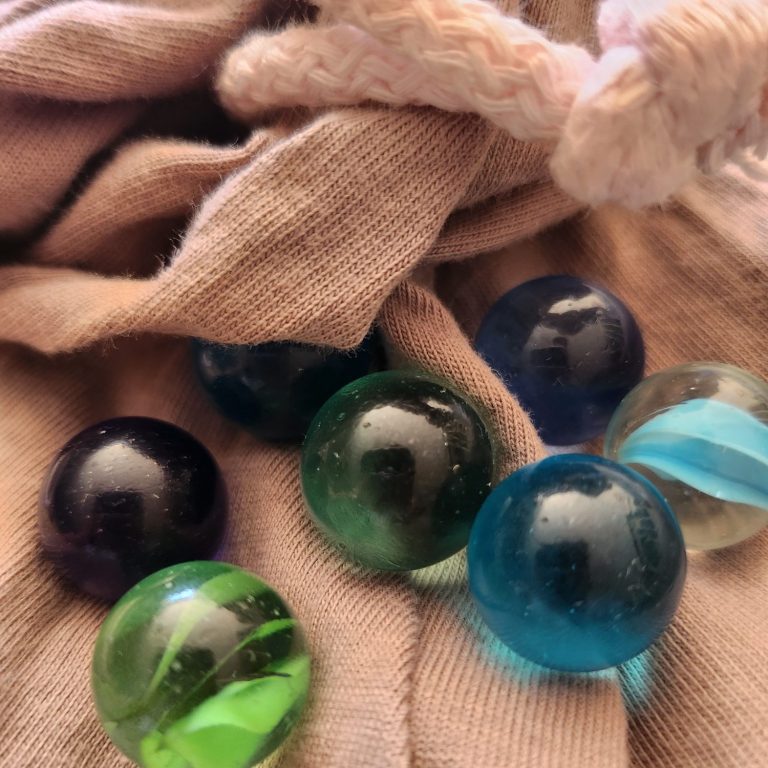 billes méthodes actives Billes de différentes couleurs posées sur un tissu doux et plié.